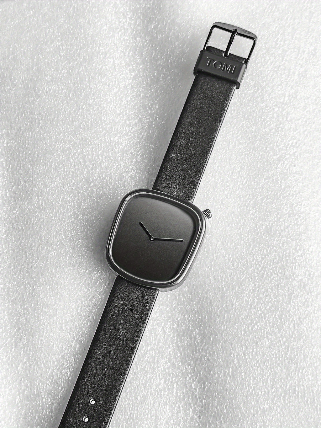 A Minimalist Square Watch With Pebble-like Design, Featuring No Scale, For Both Men And Women, With A PU Leather Strap