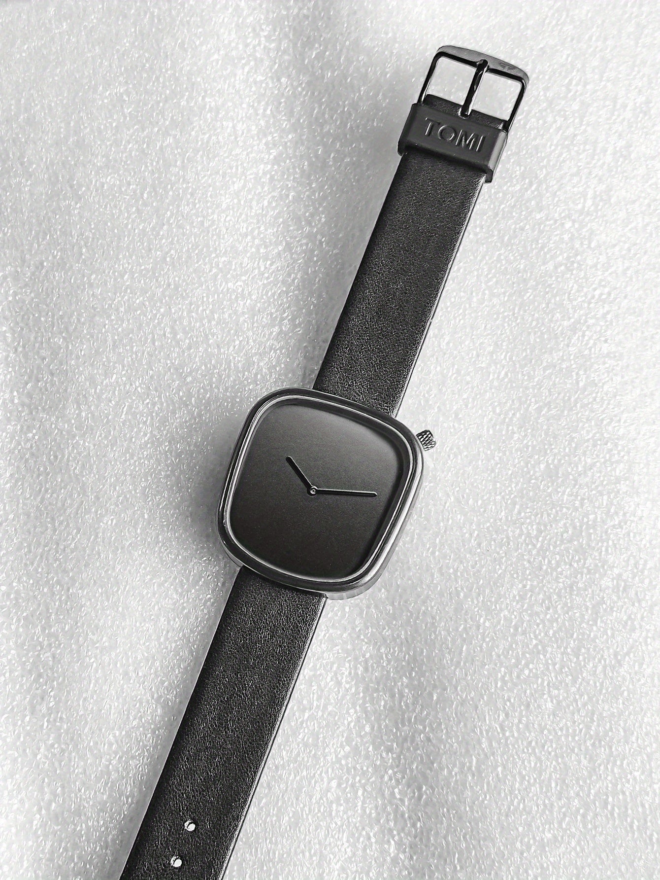 A Minimalist Square Watch With Pebble-like Design, Featuring No Scale, For Both Men And Women, With A PU Leather Strap