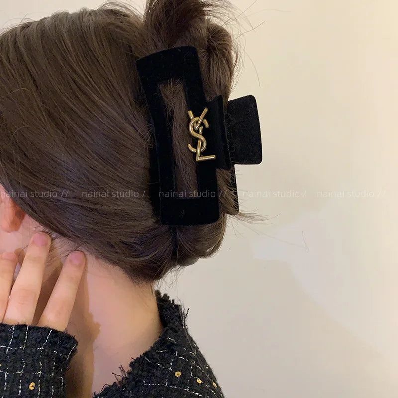 New Women Alphabet Hair Clip Black Velvet Clip For Women Fashion Elegant Hairgrip Vintage French Grab Clip Bow Spring Headwear