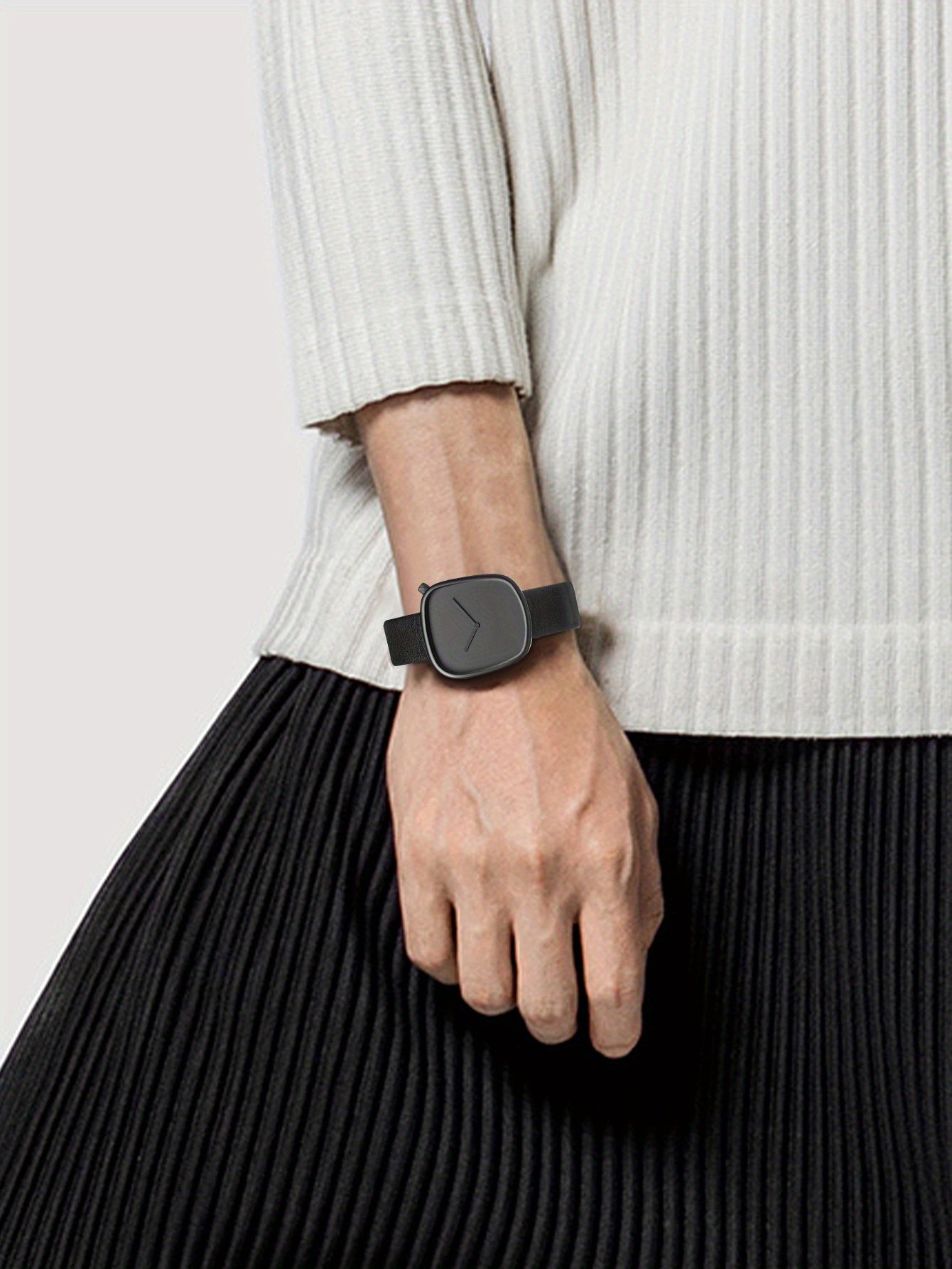 A Minimalist Square Watch With Pebble-like Design, Featuring No Scale, For Both Men And Women, With A PU Leather Strap